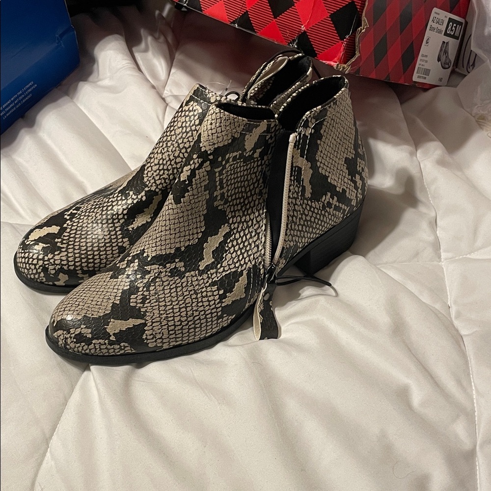 Adorable Arizona Jean Company Black and Cream Ankle Booties
